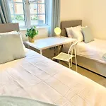 Free Private Parking! Kings House, Driveway And Garden! Fully Equipped 7 Beds!