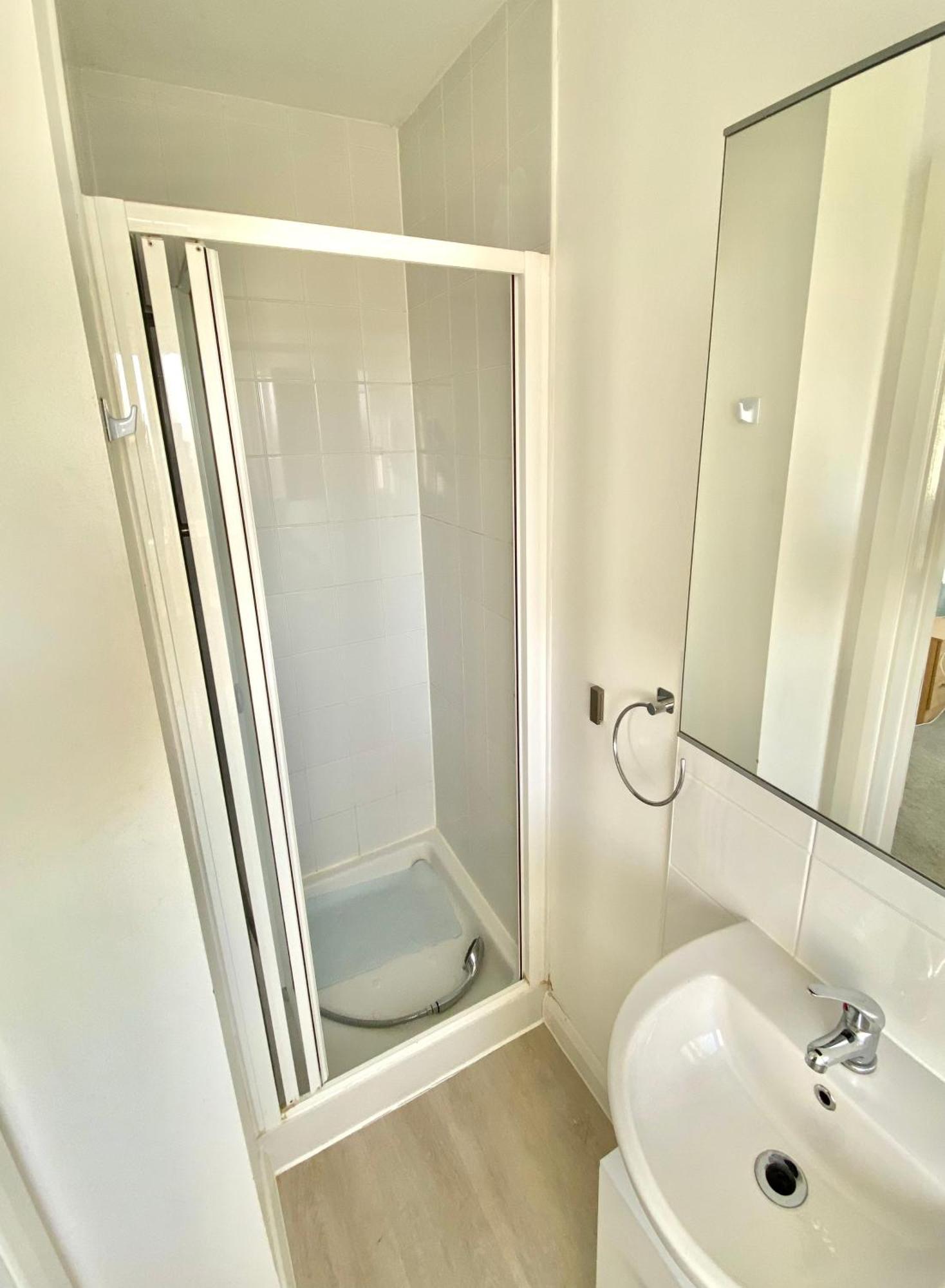 Free Private Parking! Kings House, Driveway And Garden! Fully Equipped 7 Beds! *