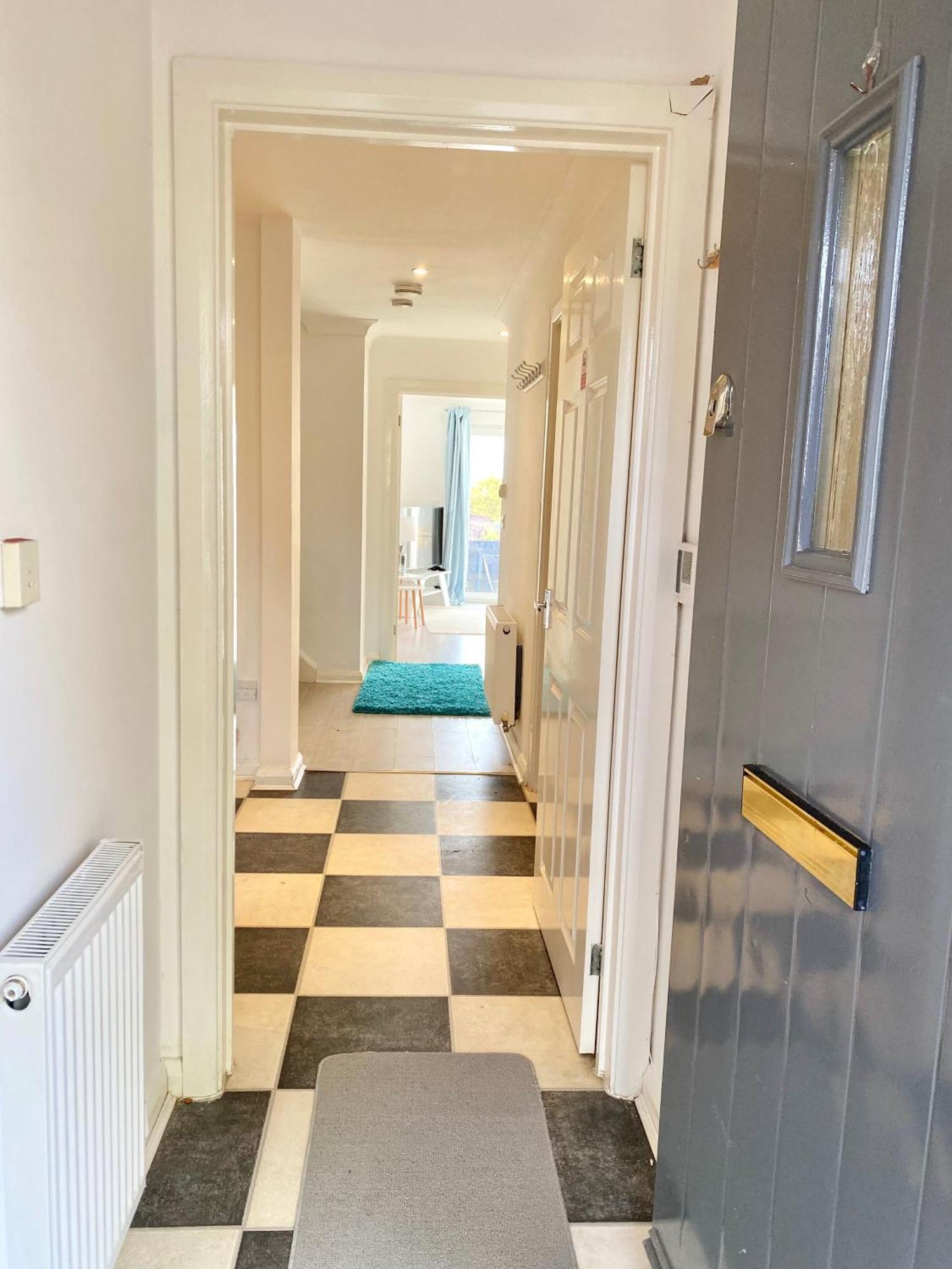 Free Private Parking! Kings House, Driveway And Garden! Fully Equipped 7 Beds! *