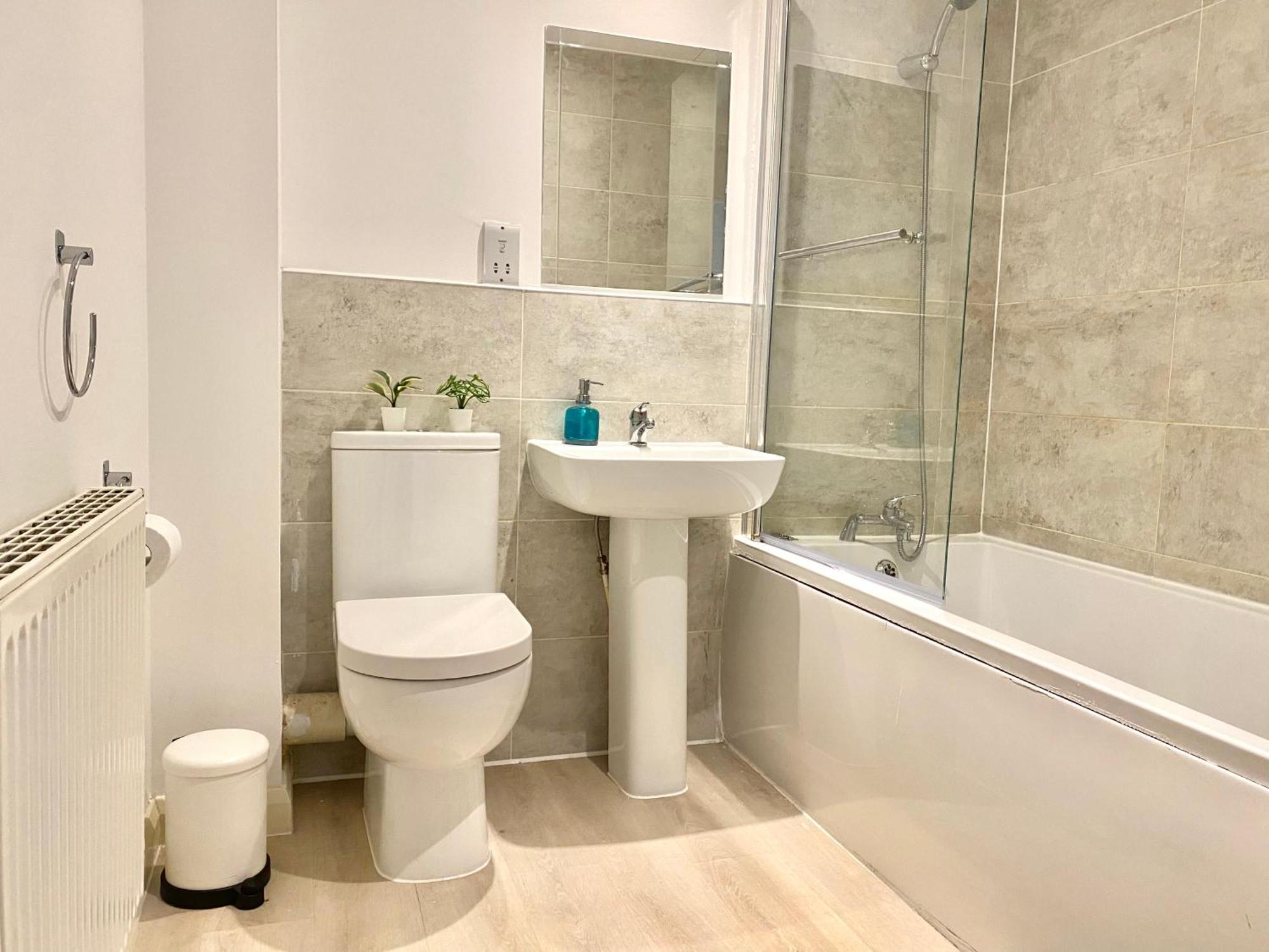 Free Private Parking! Kings House, Driveway And Garden! Fully Equipped 7 Beds! Northampton