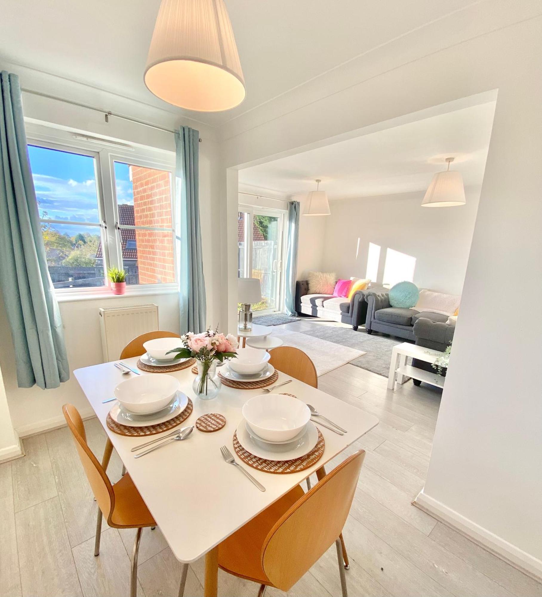 Holiday home Free Private Parking! Kings House, Driveway And Garden! Fully Equipped 7 Beds!