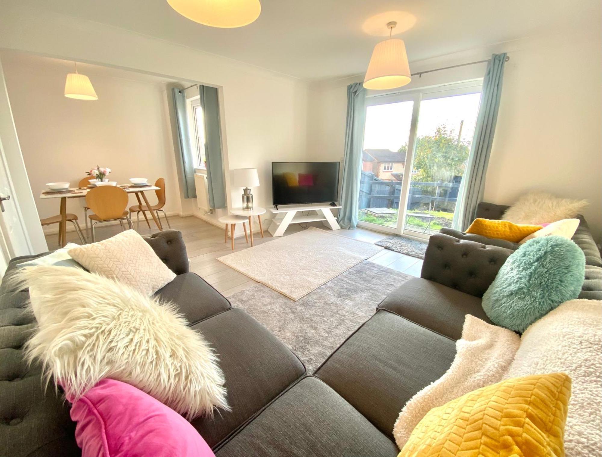 Free Private Parking! Kings House, Driveway And Garden! Fully Equipped 7 Beds! Holiday home *