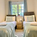 Free Private Parking! Kings House, Driveway And Garden! Fully Equipped 7 Beds!
