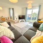 Free Private Parking! Kings House, Driveway And Garden! Fully Equipped 7 Beds!
