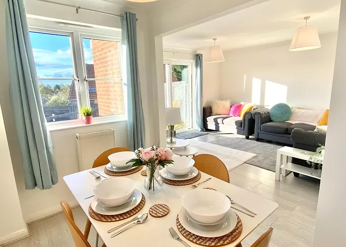 Free Private Parking! Kings House, Driveway And Garden! Fully Equipped 7 Beds!
