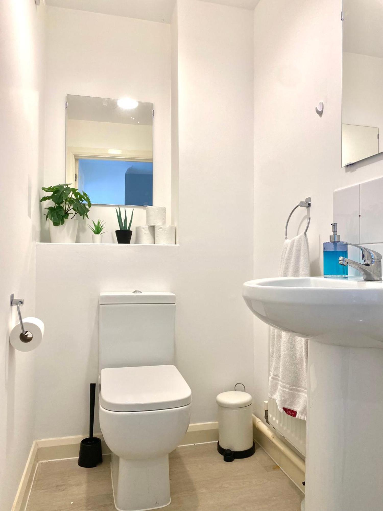 Free Private Parking! Kings House, Driveway And Garden! Fully Equipped 7 Beds! Сasa de vacaciones