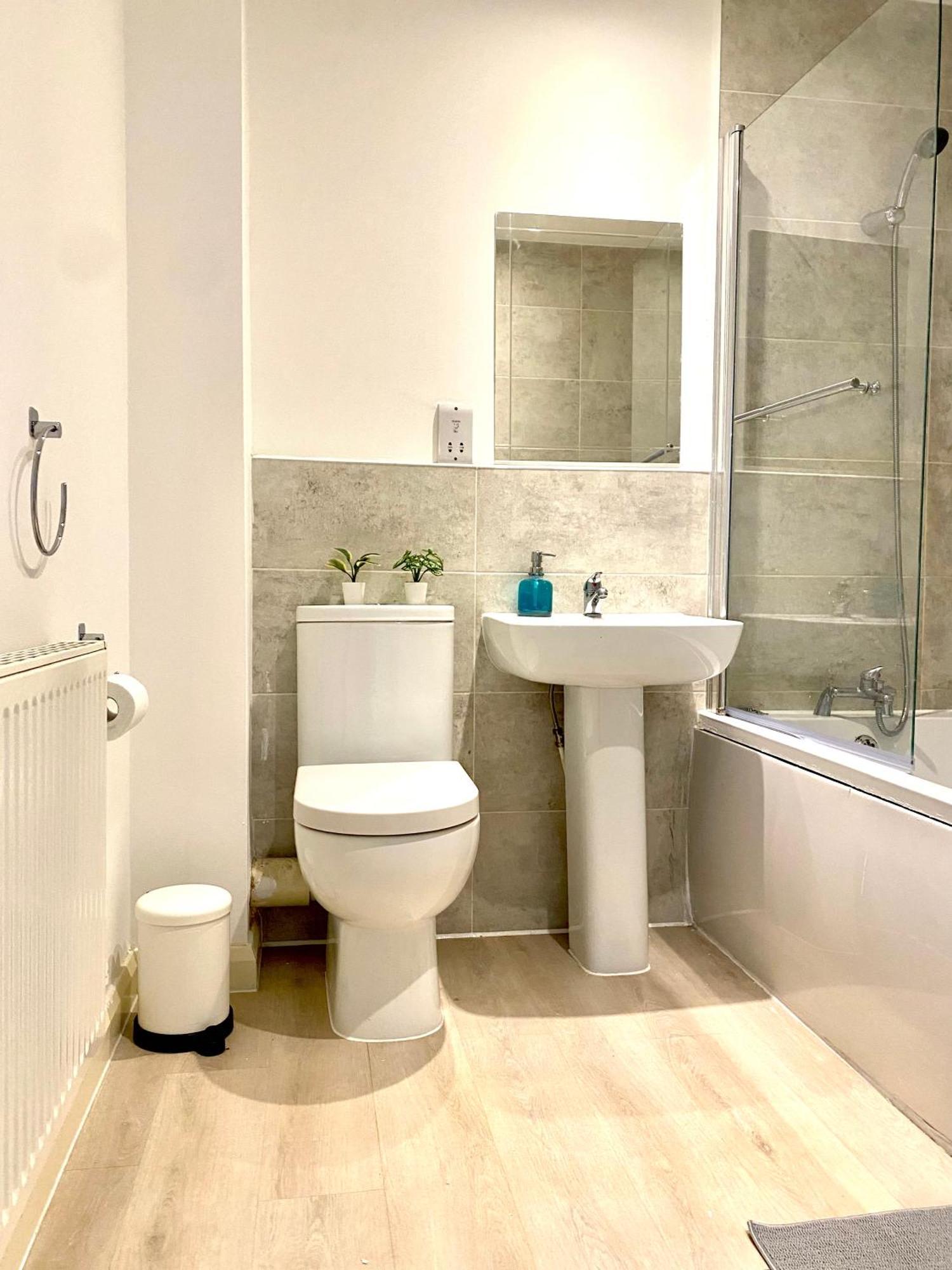 Сasa de vacaciones Free Private Parking! Kings House, Driveway And Garden! Fully Equipped 7 Beds!